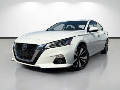 2021 Nissan Altima 2.5 SL in Pearl White Tricoat — front three-quarter view