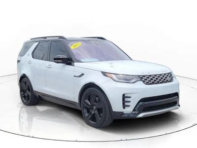 2023 Land Rover Discovery — rear three-quarter view