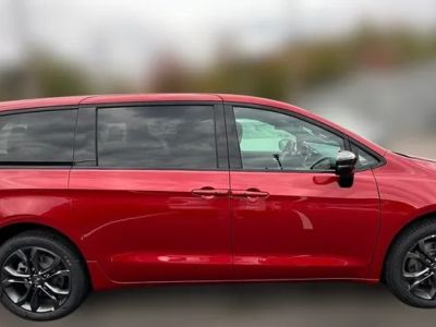 2026 Chrysler Pacifica — side profile view
