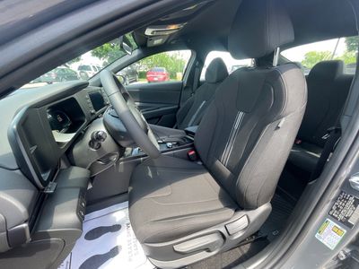 2025 Hyundai Elantra — photo 17 view