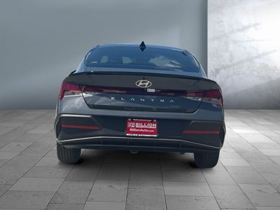 2025 Hyundai Elantra — photo 9 view