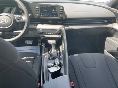 2025 Hyundai Elantra — photo 25 view