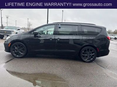 2025 Chrysler Pacifica — detail view
