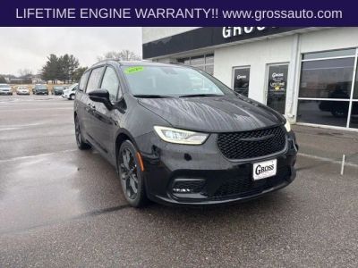 2025 Chrysler Pacifica — side profile view