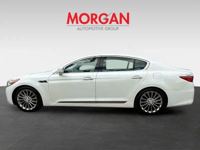 2017 Kia K900 — engine compartment view