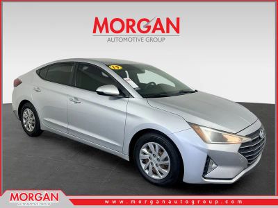 2019 Hyundai Elantra SE in Symphony Silver — front three-quarter view