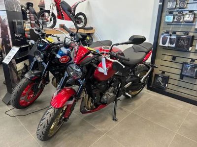 2026 Triumph Trident 800 Jet black — front three-quarter view