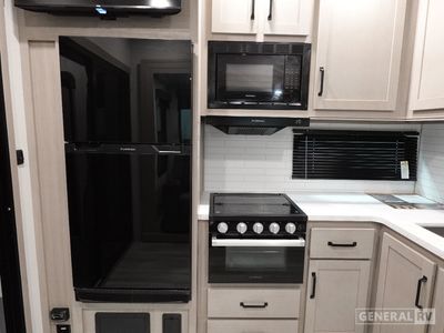 2025 Grand Design Momentum G-Class - Photo 8
