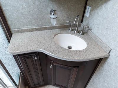 2008 Fleetwood Revolution 42N - Photo 25