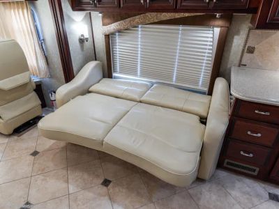 2008 Fleetwood Revolution 42N - Photo 12