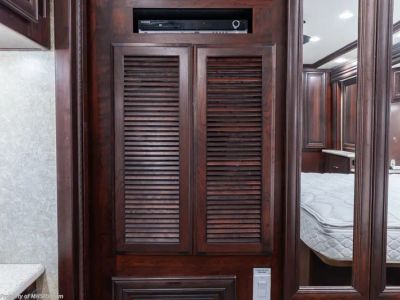 2008 Fleetwood Revolution 42N - Photo 33