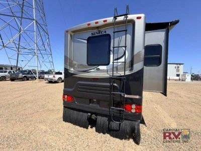 2009 Jayco Seneca HD — interior view