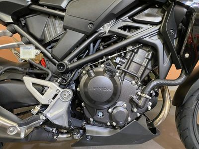 2025 Honda CB300R - Photo 12