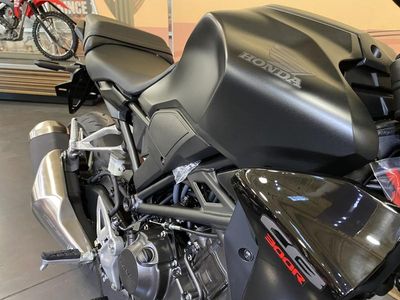 2025 Honda CB300R - Photo 14