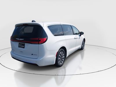 2023 Chrysler Pacifica — photo 7 view