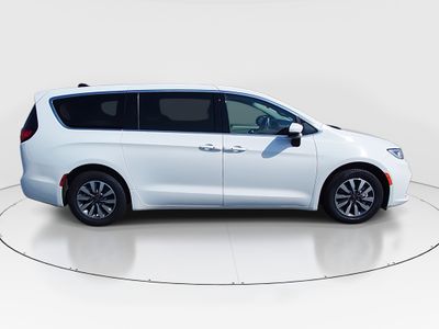 2023 Chrysler Pacifica — photo 8 view