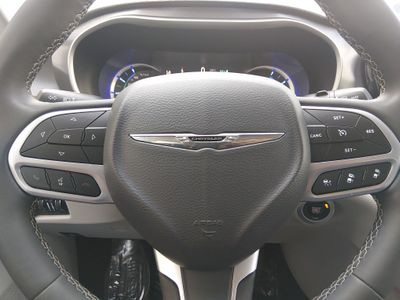 2023 Chrysler Pacifica — photo 12 view