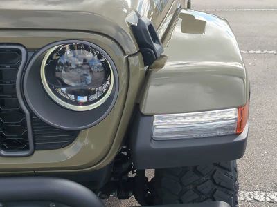 2026 Jeep Gladiator — photo 10 view