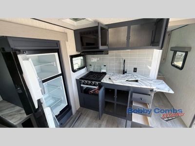 2025 Coachmen RV Apex Ultra-Lite - Photo 8