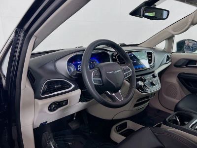 2023 Chrysler Pacifica — photo 8 view