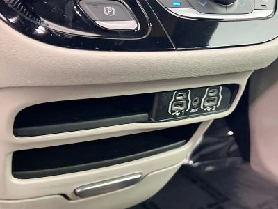 2023 Chrysler Pacifica — photo 12 view