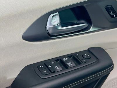 2023 Chrysler Pacifica — photo 14 view