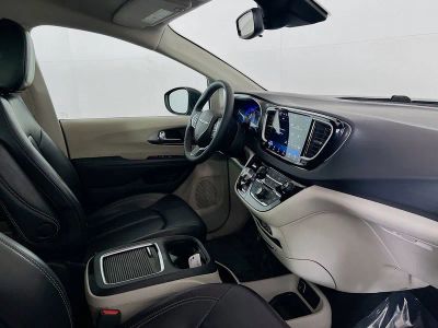 2023 Chrysler Pacifica — photo 7 view