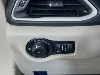 2023 Chrysler Pacifica — photo 9 view