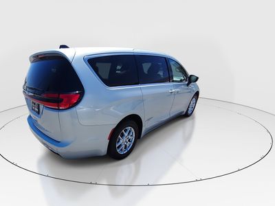 2023 Chrysler Pacifica — photo 7 view