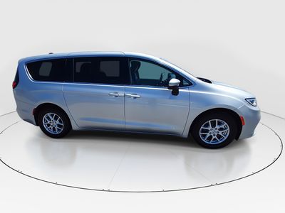 2023 Chrysler Pacifica — photo 8 view