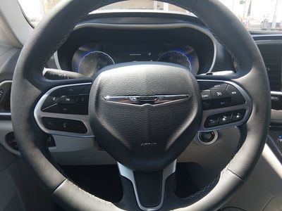 2023 Chrysler Pacifica — photo 12 view