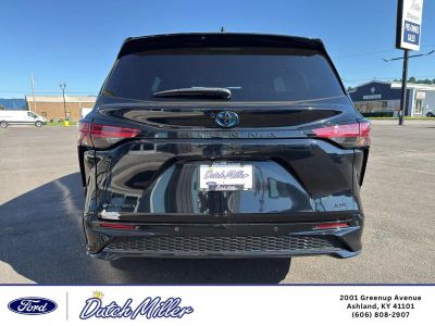 2025 Toyota Sienna — detail view