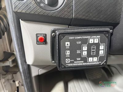 2017 Winnebago Navion — photo 16 view