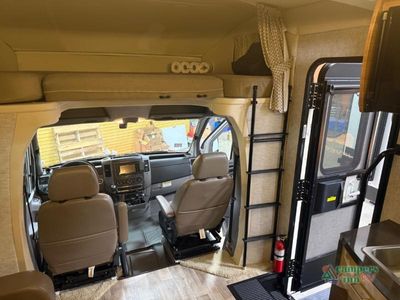 2017 Winnebago Navion — photo 18 view