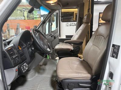 2017 Winnebago Navion — photo 13 view