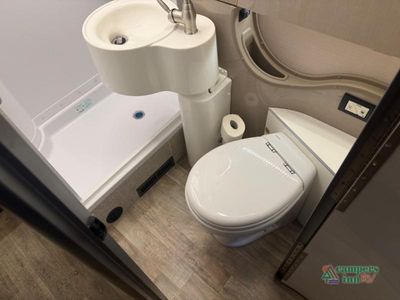 2017 Winnebago Navion — photo 32 view