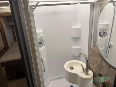2017 Winnebago Navion — photo 33 view