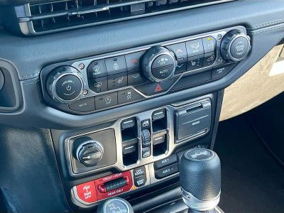 2025 Jeep Wrangler — photo 16 view