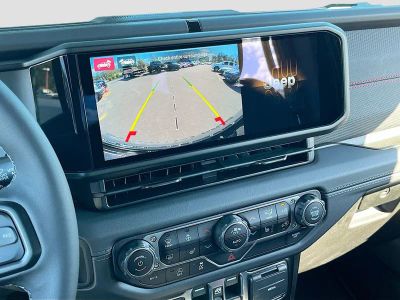 2025 Jeep Wrangler — photo 14 view
