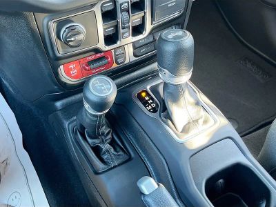 2025 Jeep Wrangler — photo 17 view