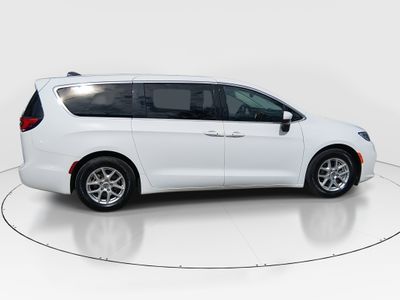 2023 Chrysler Pacifica — photo 8 view