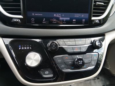 2023 Chrysler Pacifica — photo 13 view