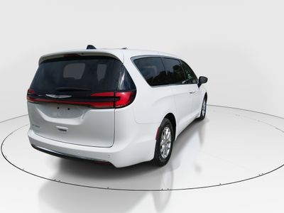 2023 Chrysler Pacifica — photo 7 view