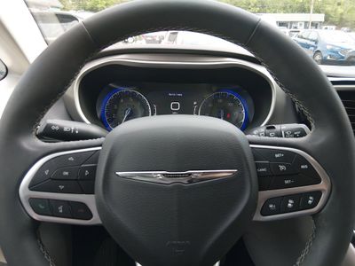 2023 Chrysler Pacifica — photo 12 view