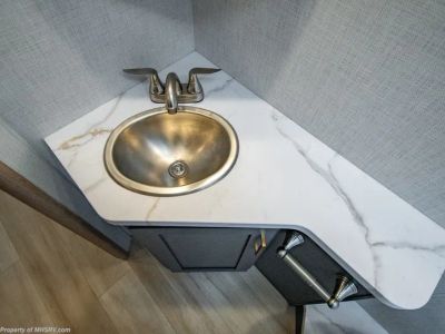 2027 Thor Motor Coach Quantum - Photo 29