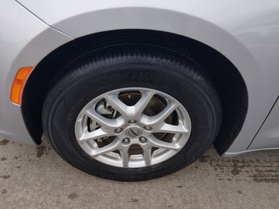 2024 Chrysler Pacifica — photo 10 view