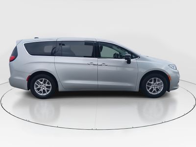 2024 Chrysler Pacifica — photo 8 view