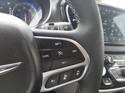 2024 Chrysler Pacifica — photo 12 view