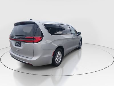 2024 Chrysler Pacifica — photo 7 view