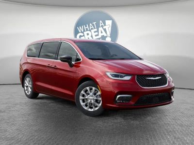 2026 Chrysler Pacifica Select in Red Hot Pearl-Coat Exterior Paint — front three-quarter view